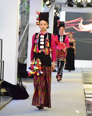 梁河阿昌族服装设计登上昆明民族时装周T台